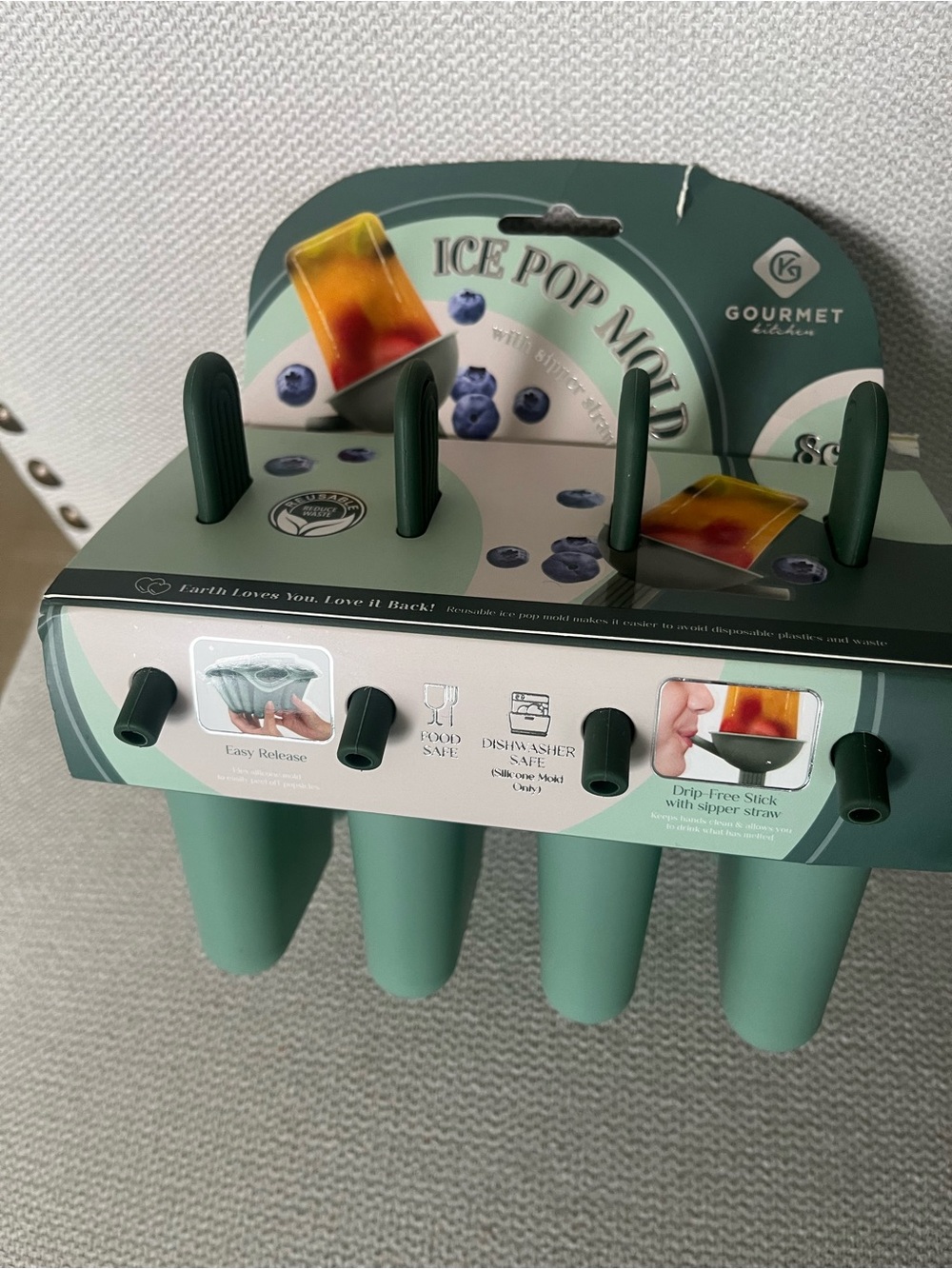 NWT 8 pieces Ice pop mould. reusable, silicone molds a "drip-free" design. 💚